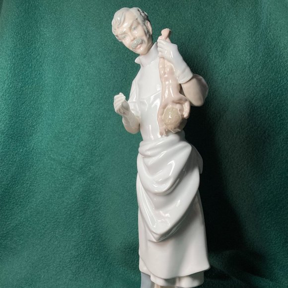 Lladro Obstetrician Doctor with Baby - Picture 2 of 10